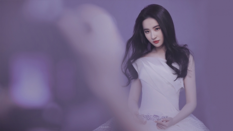 刘亦菲穿白裙氛围感拉满！这套梦幻高清壁纸太绝了
