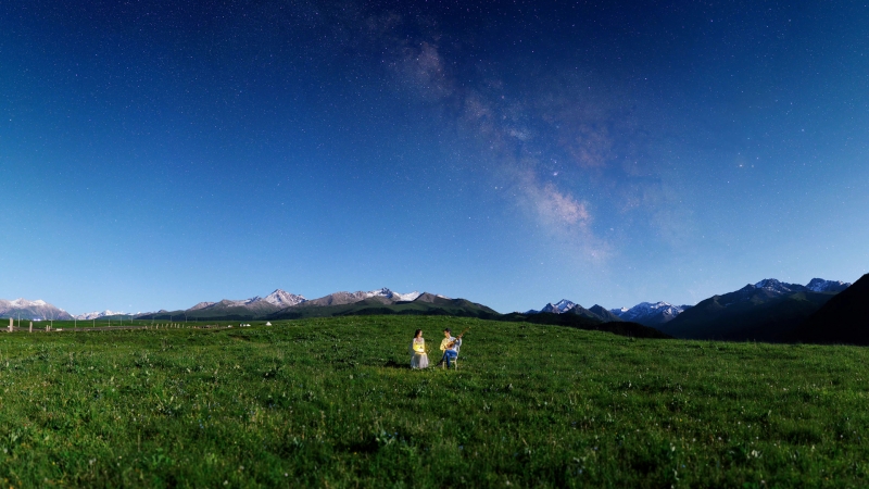 星空山草地情侣风景电脑桌面动漫壁纸上新啦