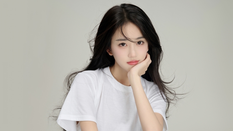 一手托腮的清纯美女潘敏高清壁纸来啦