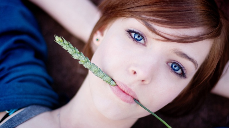 蓝眼睛漂亮女孩电脑动漫壁纸