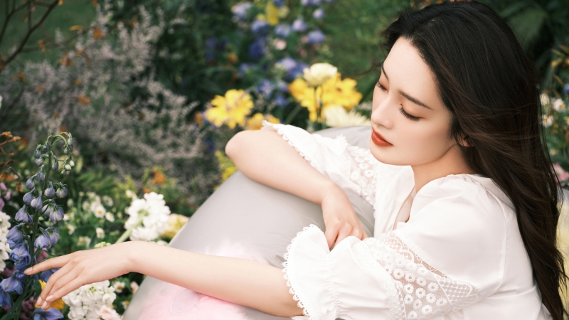李沁鲜花唯美闭眼写真壁纸合集