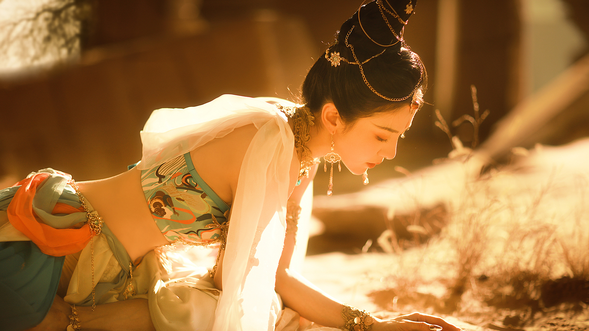 敦煌鸿音舞蹈主题美女壁纸上线！搭配沙漠沙子与阳光氛围感，多款高清分辨率可选。