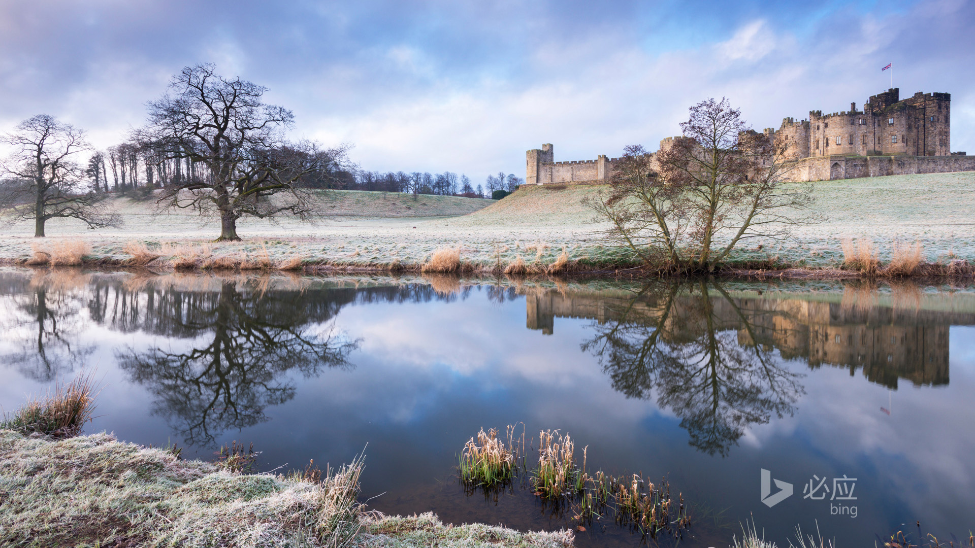阿尼克城堡冬日雪景电脑桌面壁纸