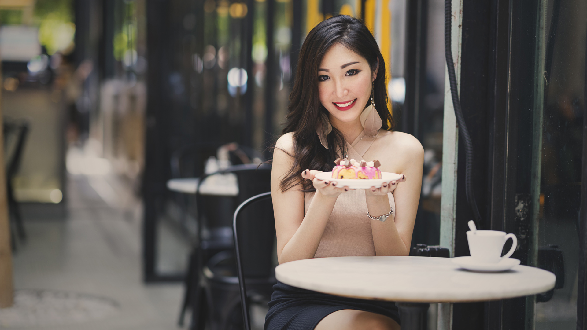 街道咖啡厅里的甜系微笑女孩 电脑桌面高清壁纸