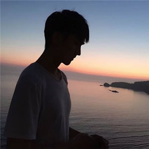 这里的内容是一个头像网站的页面代码，包含大量网站框架、脚本和冗余信息，核心有效内容是提供12张高清真人单人情侣头像素材。按照要求重写如下：