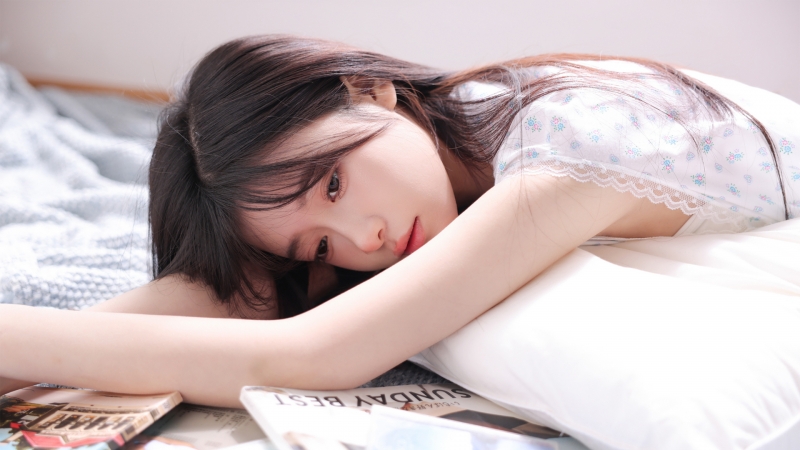 居家清纯美女配书的电脑高清壁纸来啦