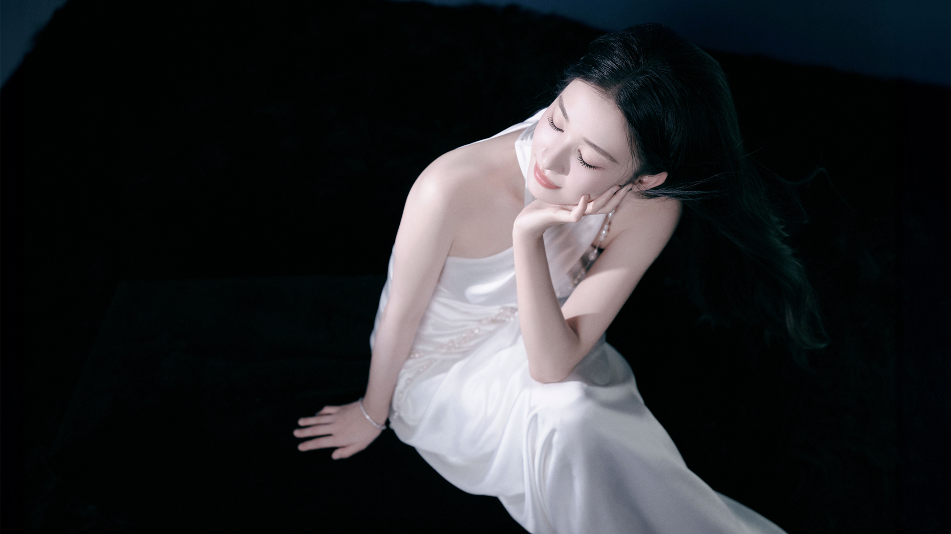 王楚然穿白裙闭眼氛围感壁纸 多款高清尺寸可下载