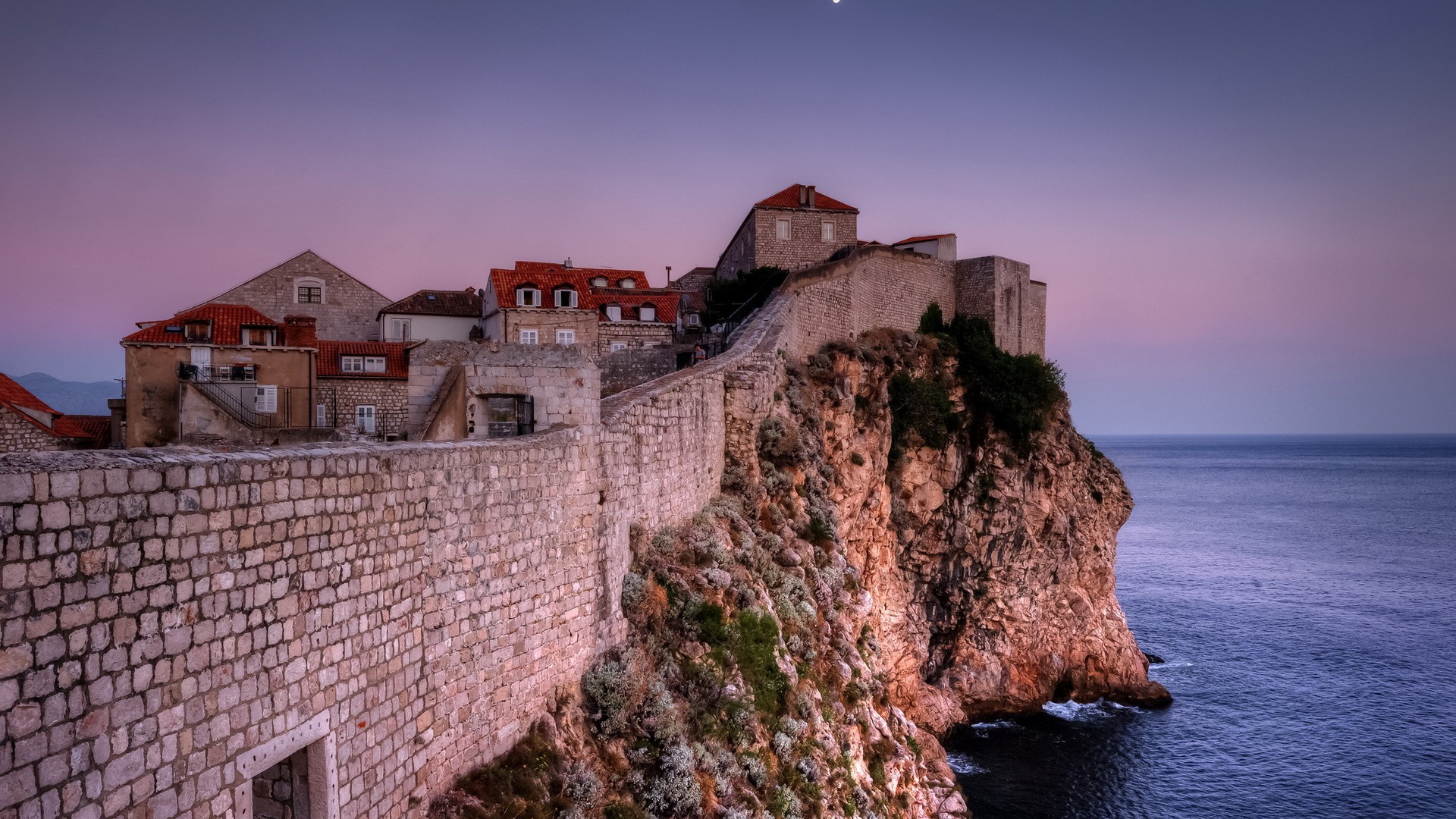 日落海边城市的动漫风电脑桌面壁纸