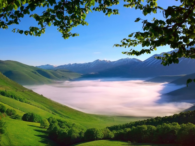 意大利亚平宁山脉风景电脑动漫壁纸分享