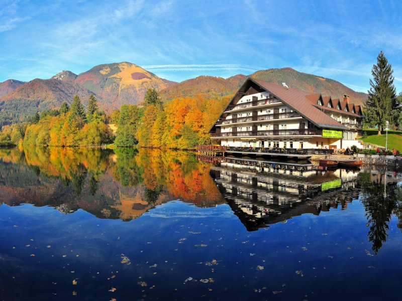 秋日山湖民宿倒影壁纸 治愈系自然风景高清图