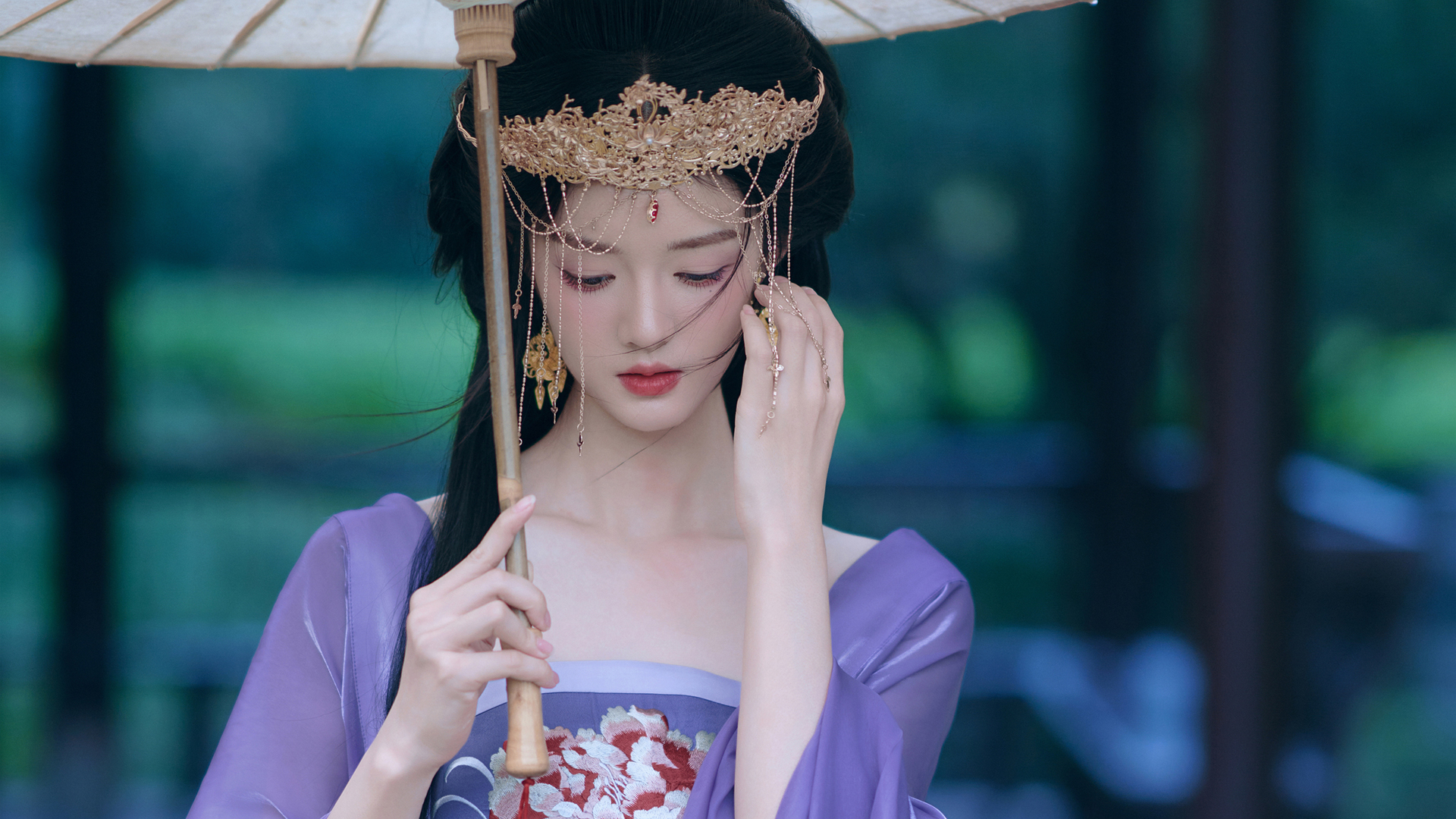 油纸伞配紫古风裙！这款美女电脑壁纸氛围感拉满
