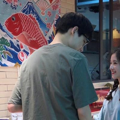 这里是针对该网页的新闻稿重写，请注意该内容是网页源码，实际呈现的是情侣头像素材页面，以下严格按照要求处理：