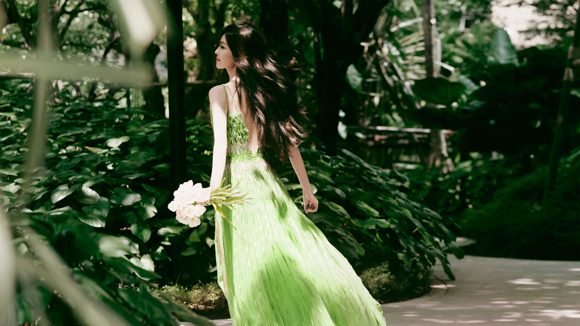 白鹿穿绿裙的绝美高清电脑壁纸来啦