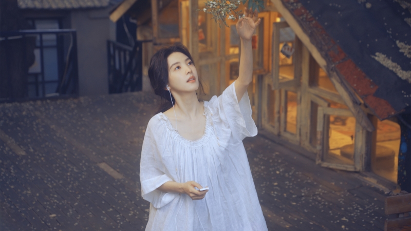 章若楠穿白裙清新感拉满 这款高清壁纸太绝了