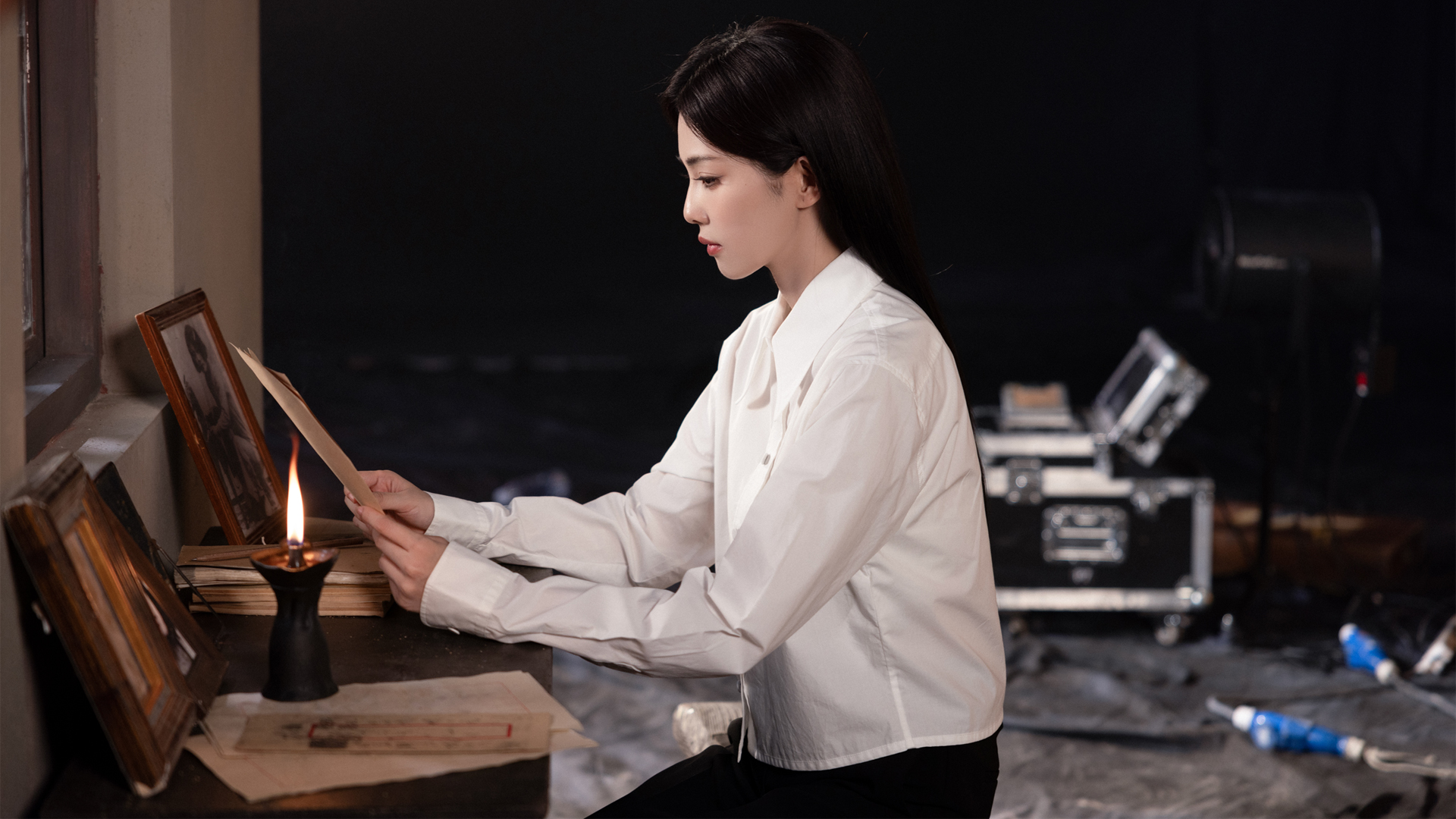 白鹿穿白衬衫的侧脸照 高清美女壁纸来啦