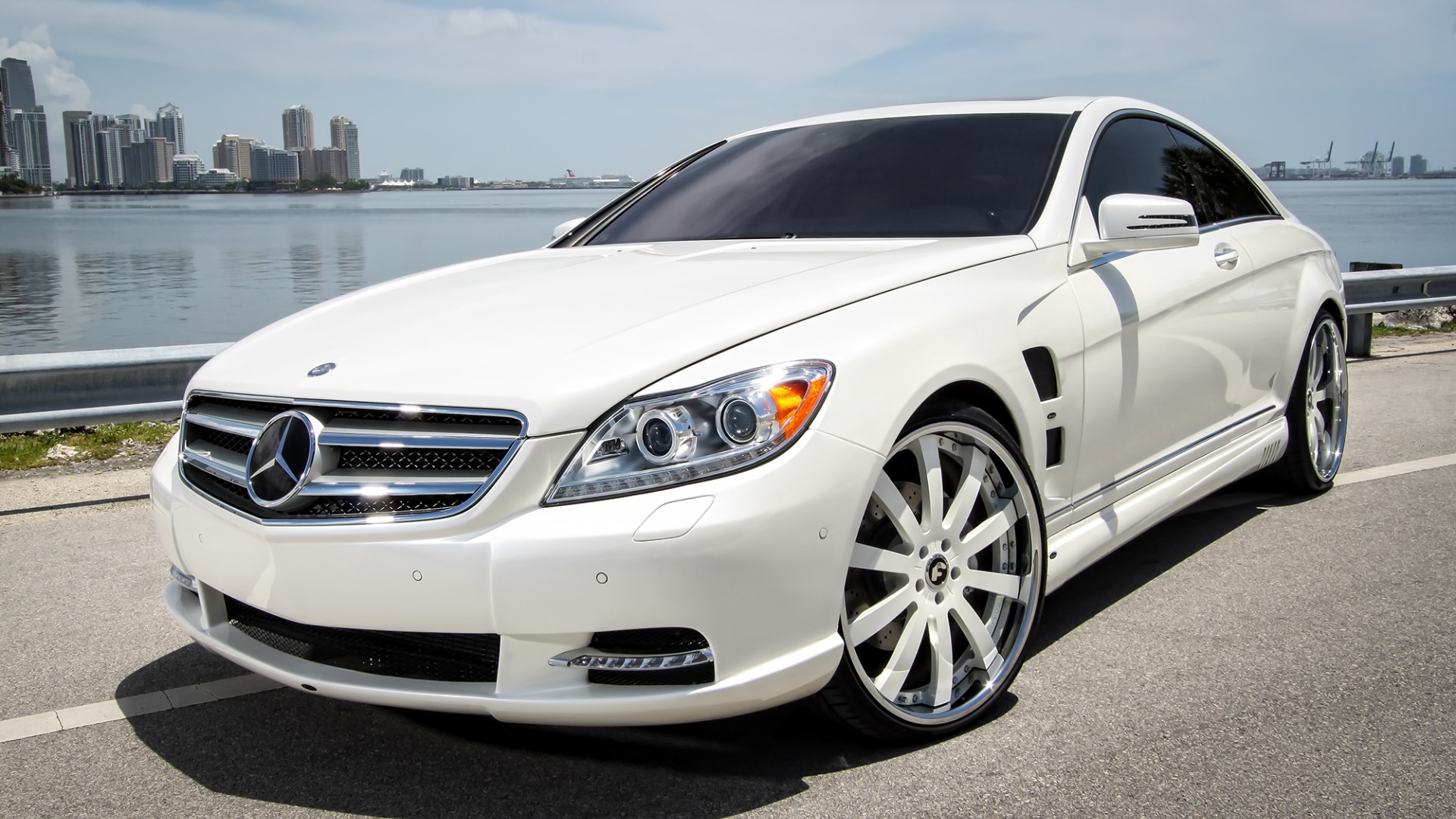 白色奔驰AMG CL63 V8高清壁纸分享