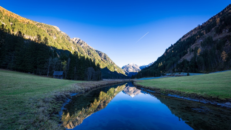 适合电脑用的蓝天山脉小溪倒影2K风景壁纸