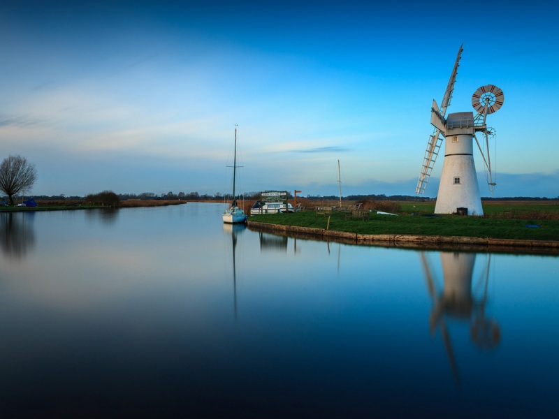 天空运河游艇风车风景电脑桌面壁纸
