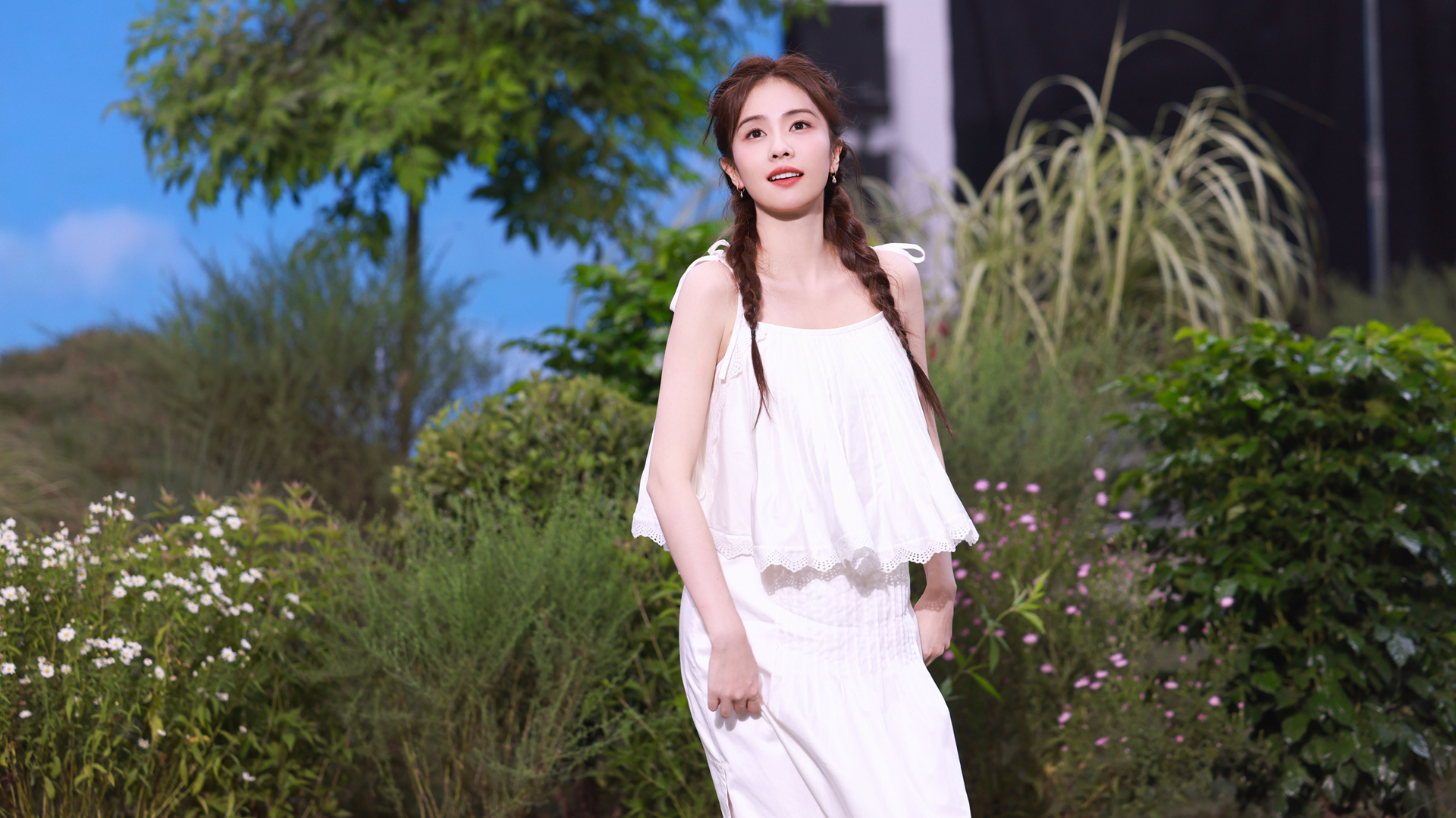 白鹿穿白裙的小清新高清电脑壁纸来啦