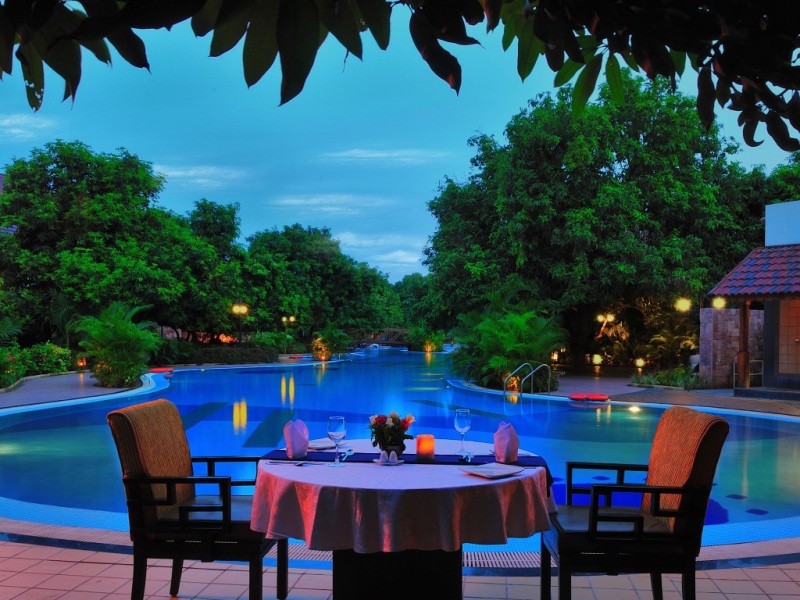 氛围感拉满！别墅泳池晚餐主题电脑动漫壁纸