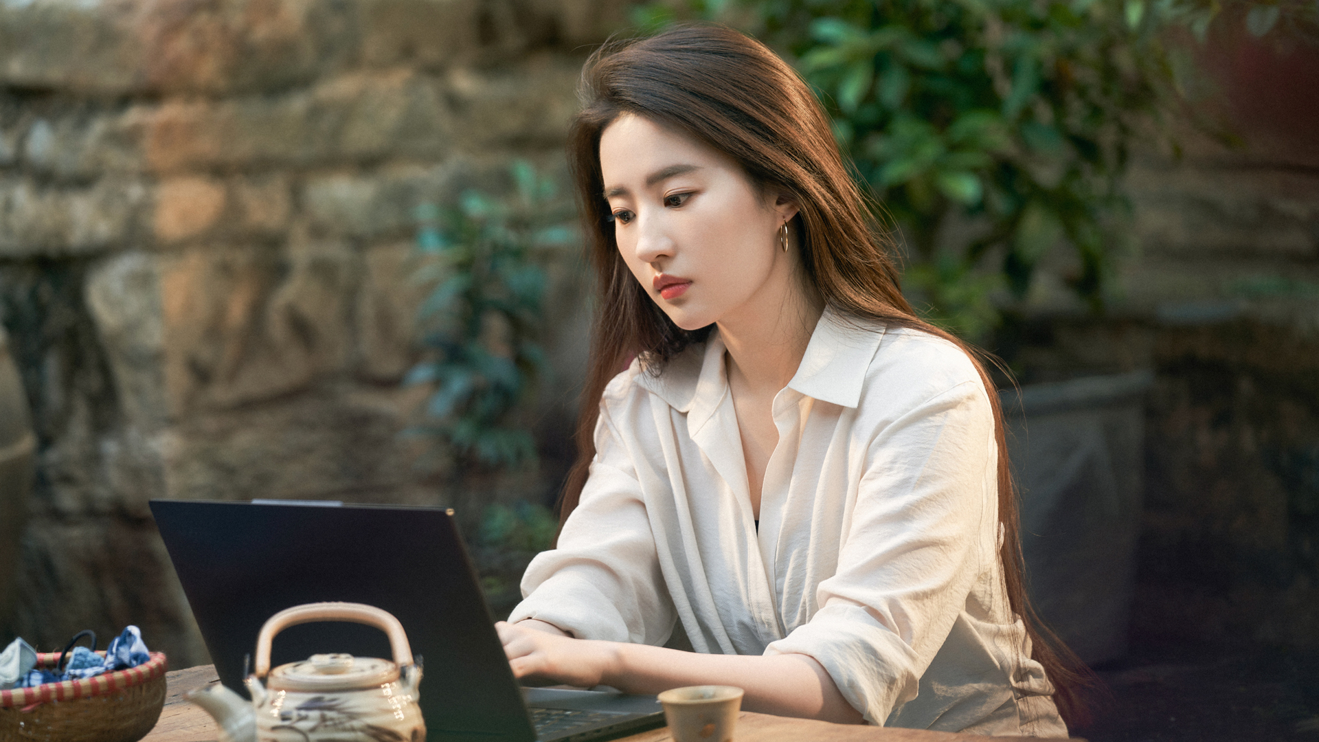 刘亦菲穿白衬衫配茶桌电脑的高清壁纸来了