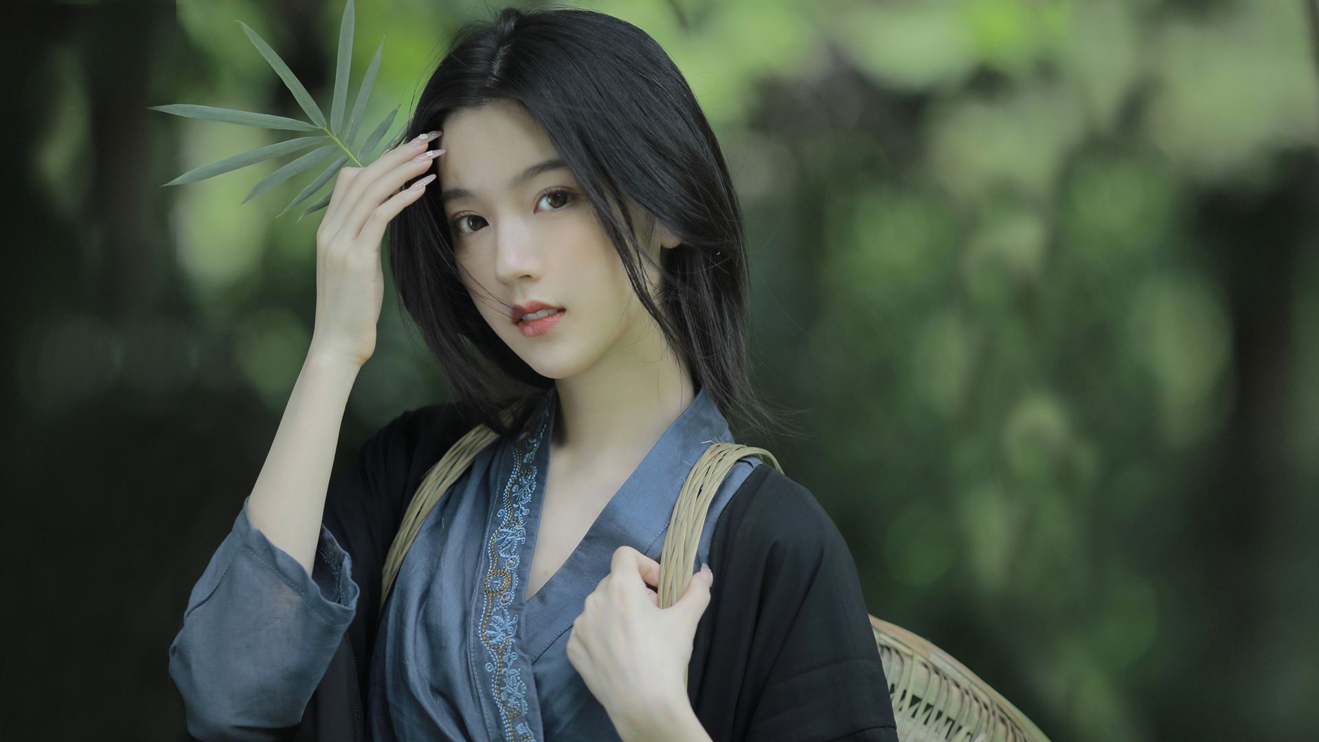 乡间竹间的清纯美女壁纸！带着竹篓竹叶的治愈感