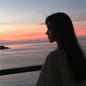 这里的内容是一个头像网站的页面代码，包含大量网站框架、脚本和冗余信息，核心有效内容是提供12张高清真人单人情侣头像素材。按照要求重写如下：