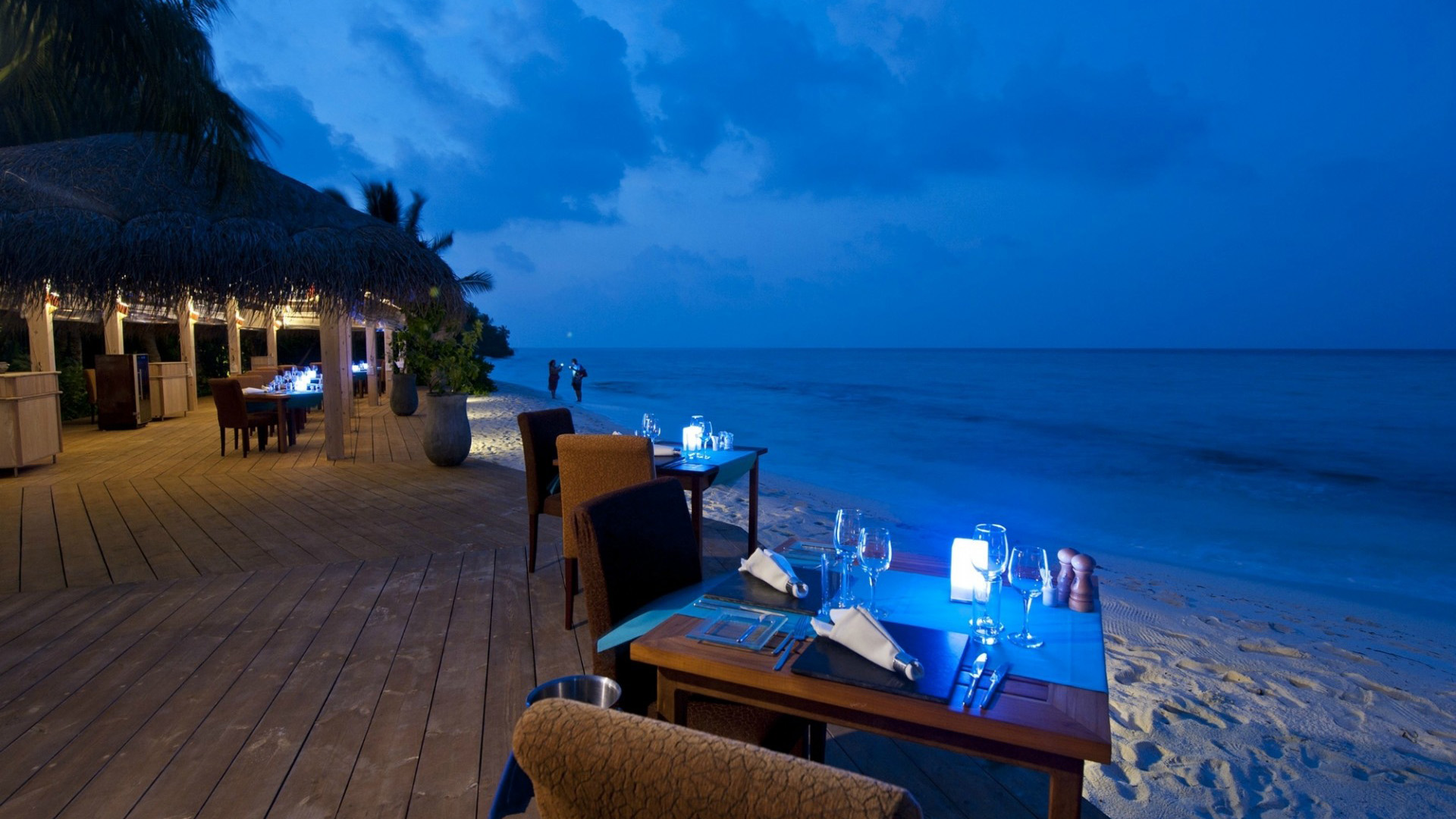 海边餐桌椅配餐巾的浪漫海景电脑动漫壁纸