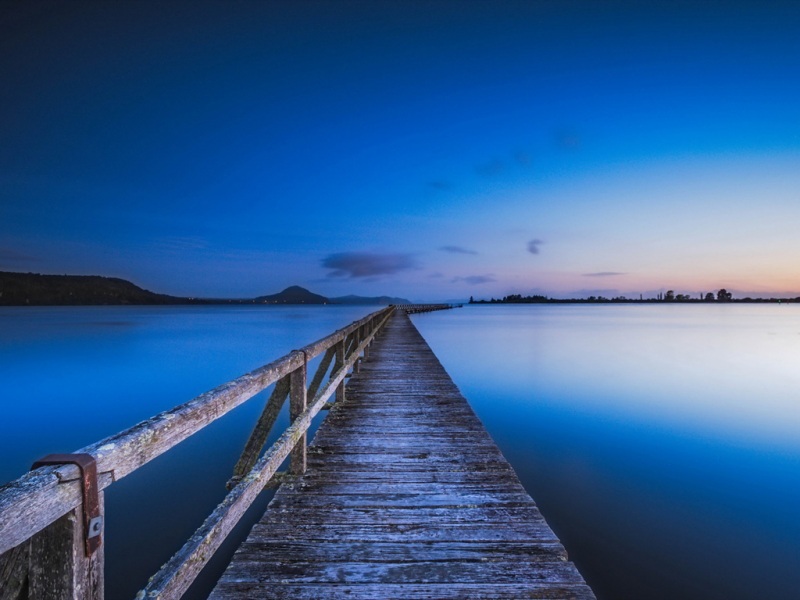 湖边小桥氛围感拉满！这款动漫风景壁纸适配多种电脑屏幕