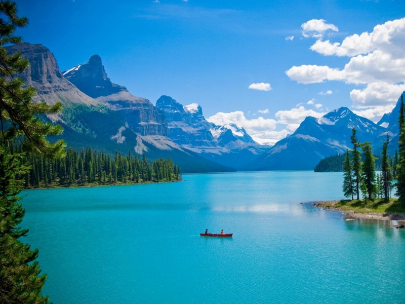 加拿大宽屏自然壁纸：湖泊森林山地的加拿大风景