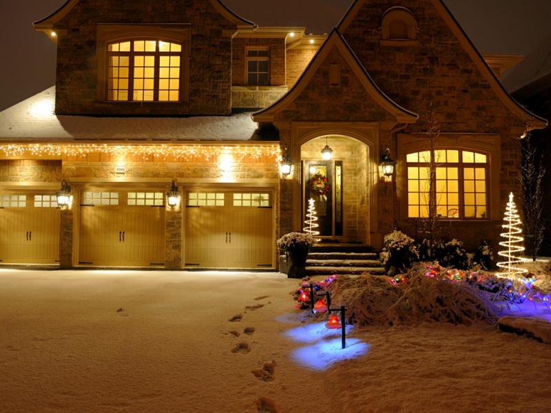 圣诞夜下雪的金碧辉煌冬日壁纸上新
