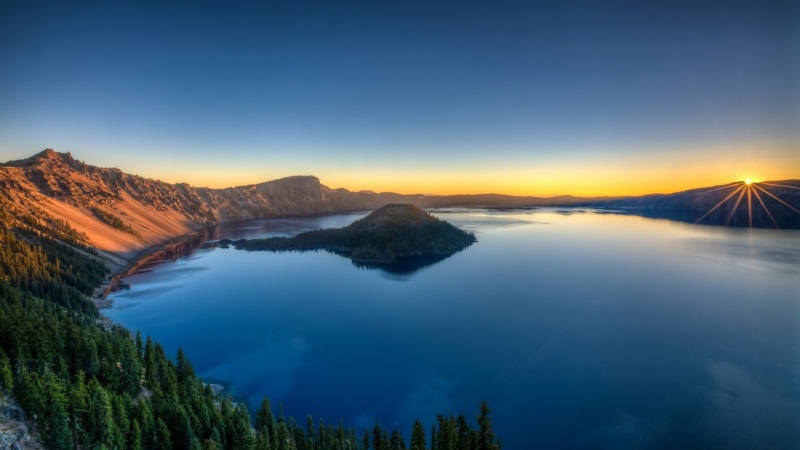 火山口湖岛景电脑壁纸｜带树木天空太阳的高清动漫风桌面图