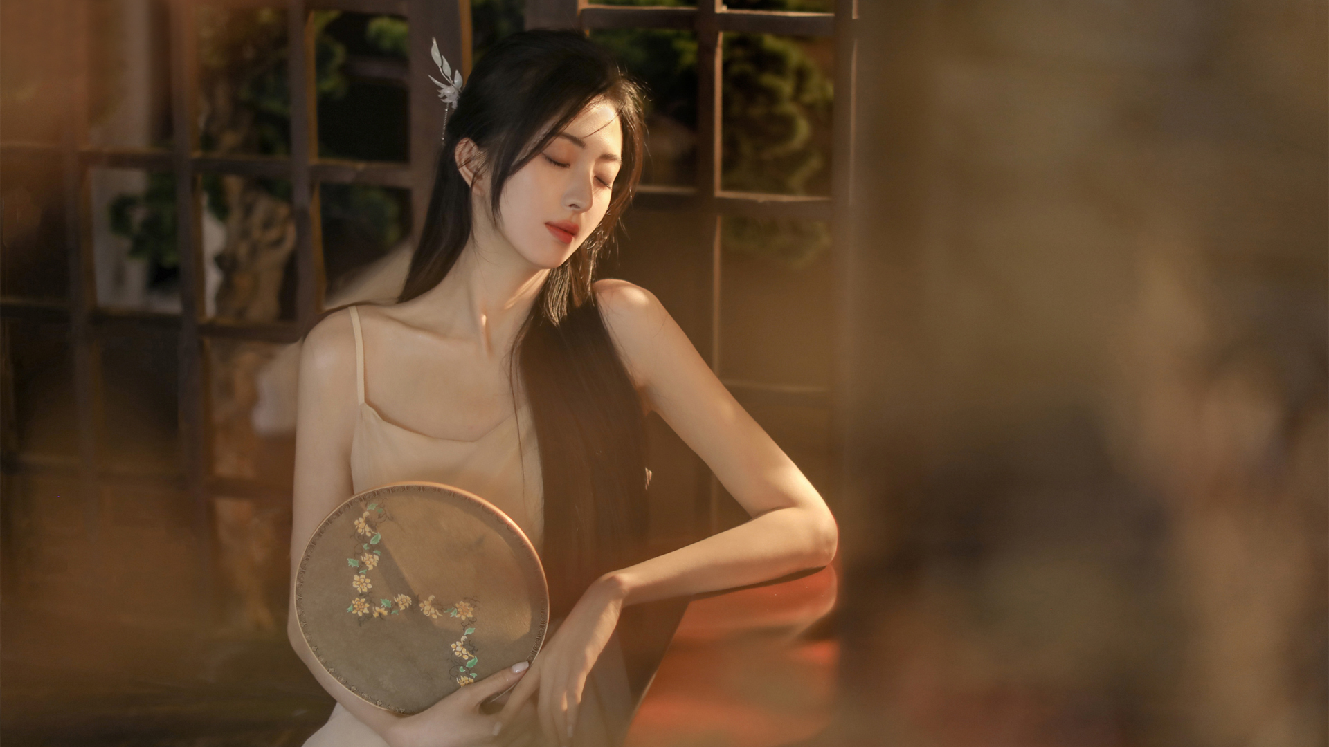 古装闭眼长发书香美女高清电脑壁纸推荐