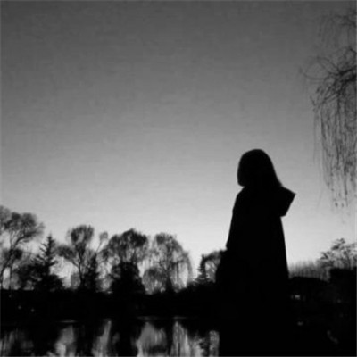 24张高清黑白背影情侣头像 一左一右超适配