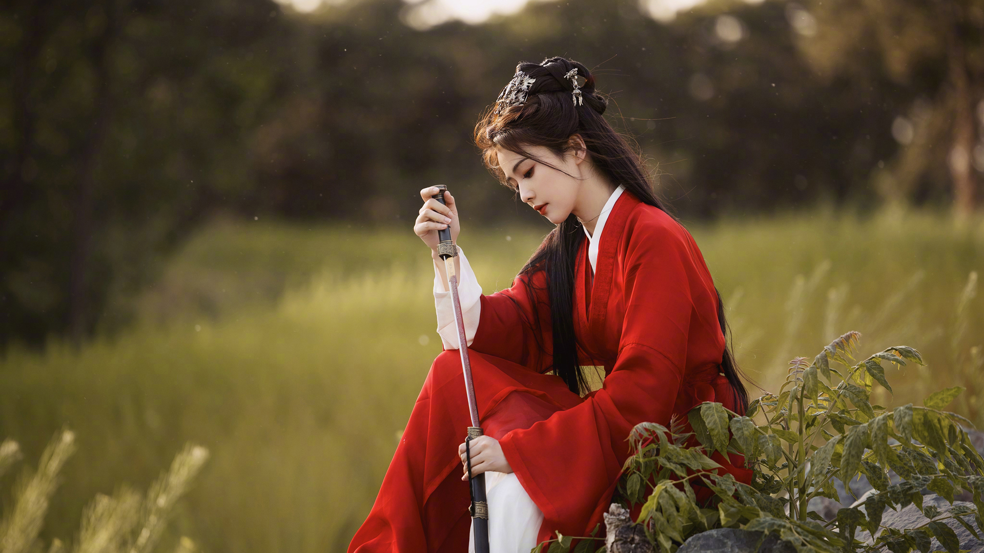 白鹿侧颜绝美红色古装壁纸 高清无水印可下载