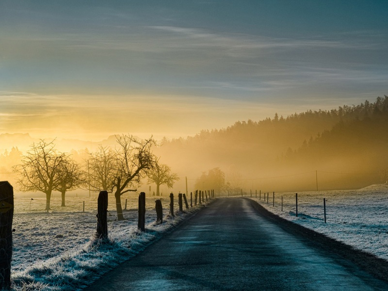 冬日公路氛围感电脑桌面动漫壁纸推荐