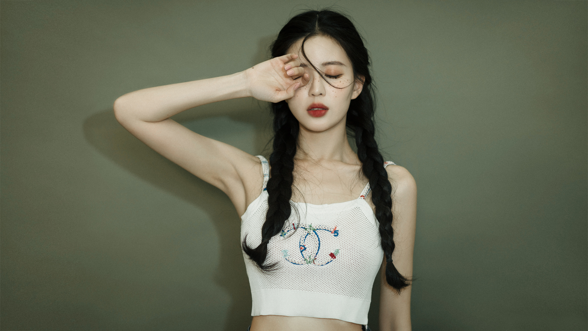 闭眼温柔美女温心！这款高清电脑壁纸太适配桌面了