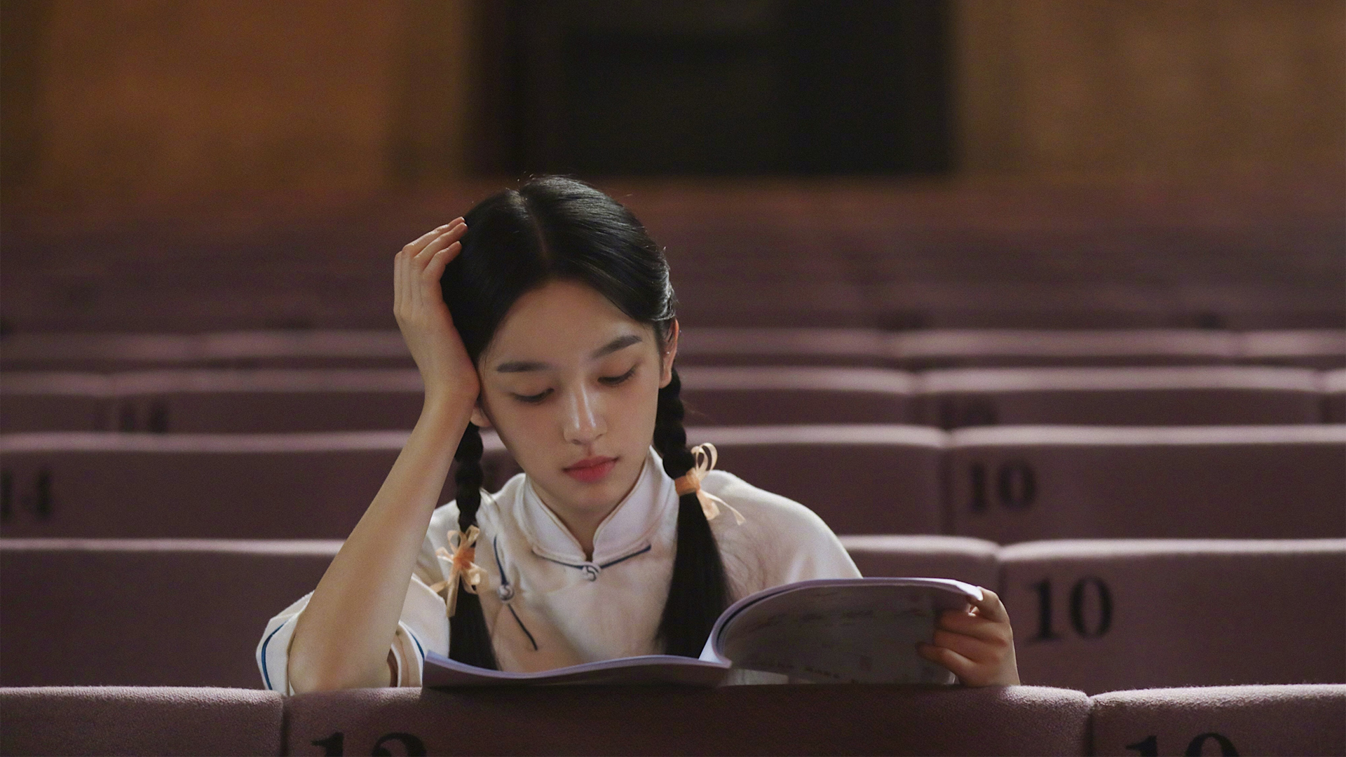 周也座位阅读造型高清电脑壁纸下载