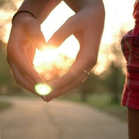 30张超甜情侣牵手头像合集 氛围感拉满的唯美手牵手情头