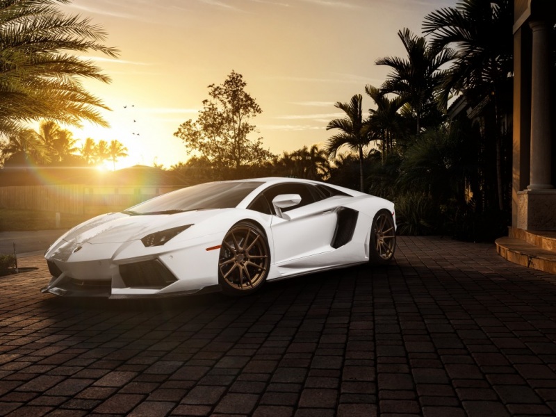 这款白色兰博基尼跑车壁纸，高清尺寸任你选