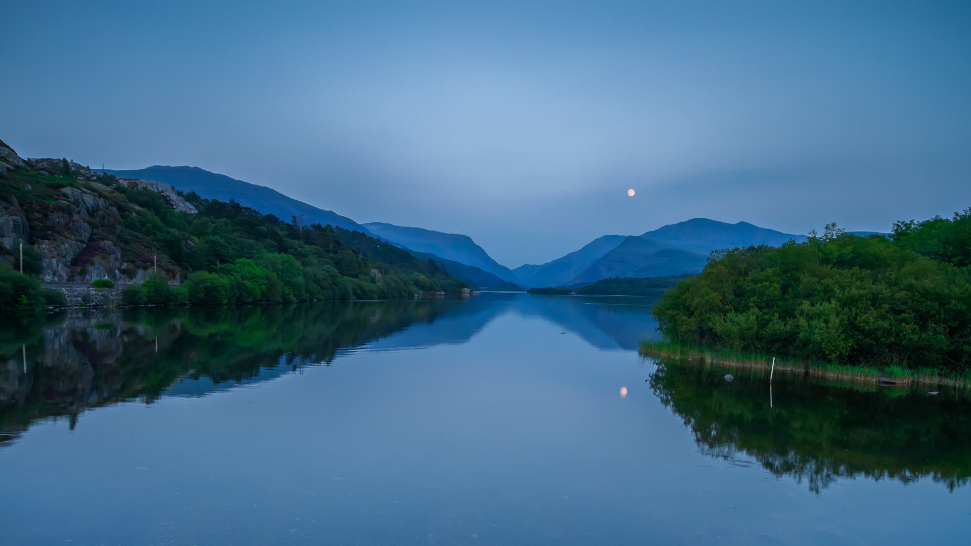 英国威尔士湖风景电脑桌面动漫壁纸来啦