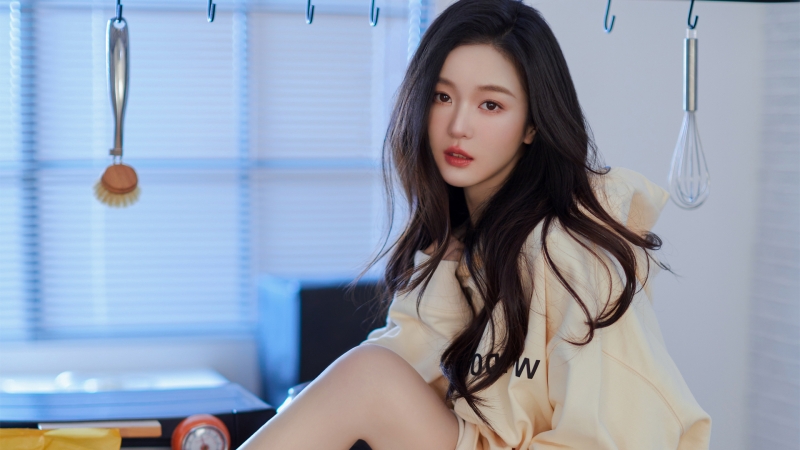 曹婉瑾休闲装高清壁纸上线 多款主流分辨率可选