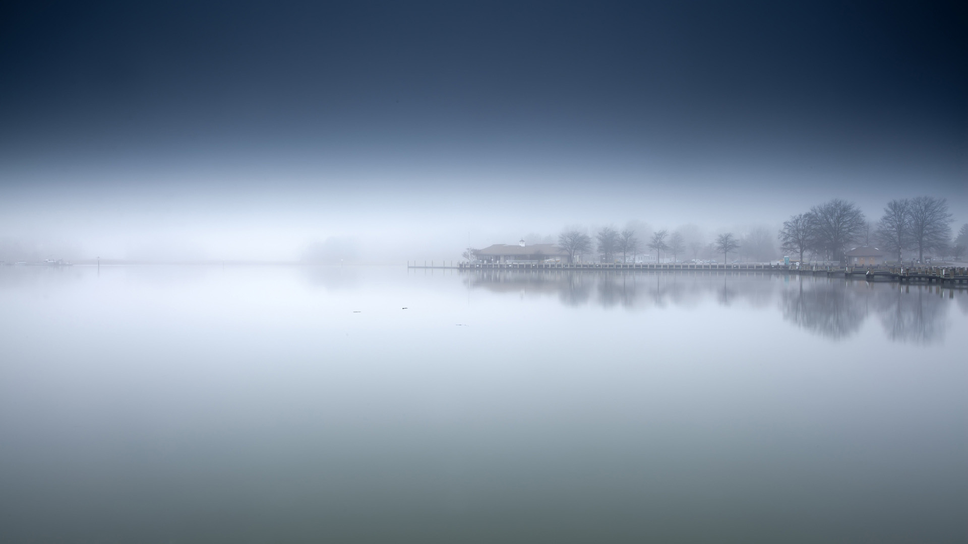 湖泊迷雾间的湖景树木 超适合当电脑桌面的动漫风壁纸