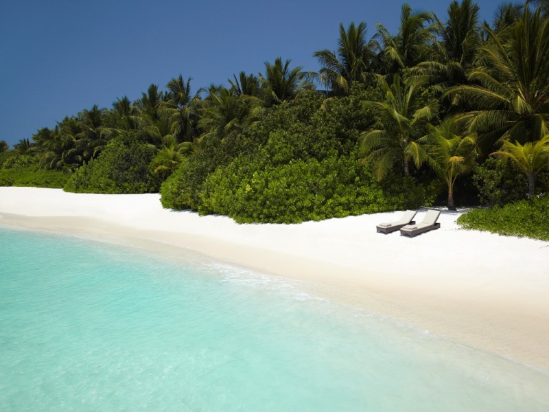带躺椅棕榈树的海洋沙滩别墅风景壁纸推荐