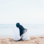 情侣看海背影头像来啦！这是一张充满氛围感的单人情侣背影头像素材