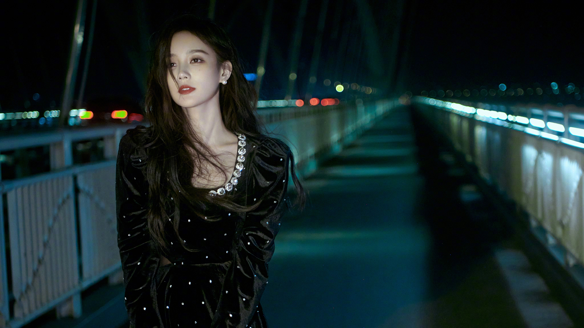 李一桐深夜桥边黑裙造型壁纸 多款高清尺寸可下载