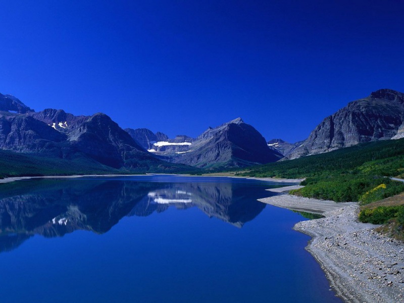 深蓝色湖水高清电脑壁纸分享