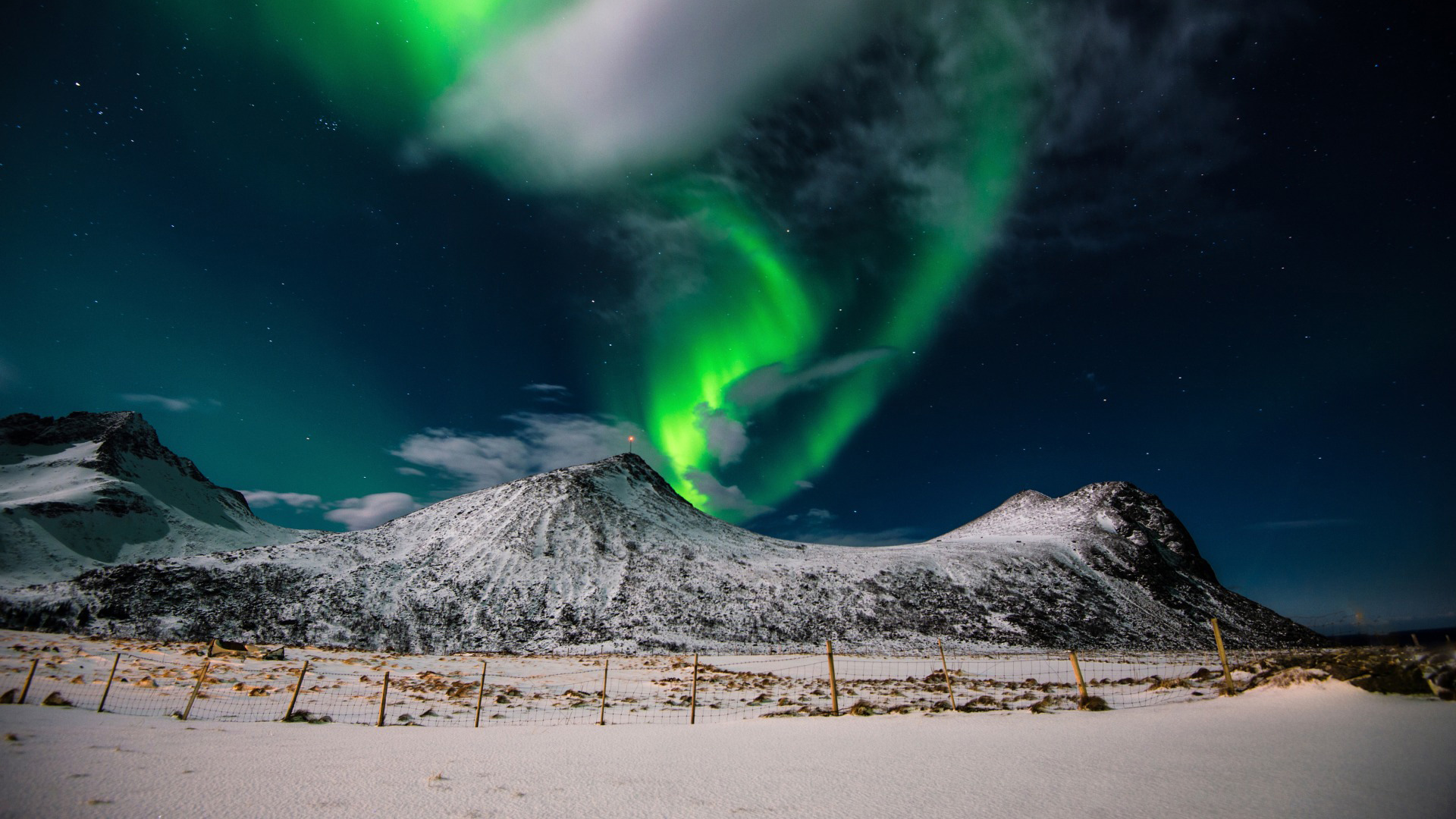 这款带北极光和繁星的电脑壁纸，适配多种主流分辨率