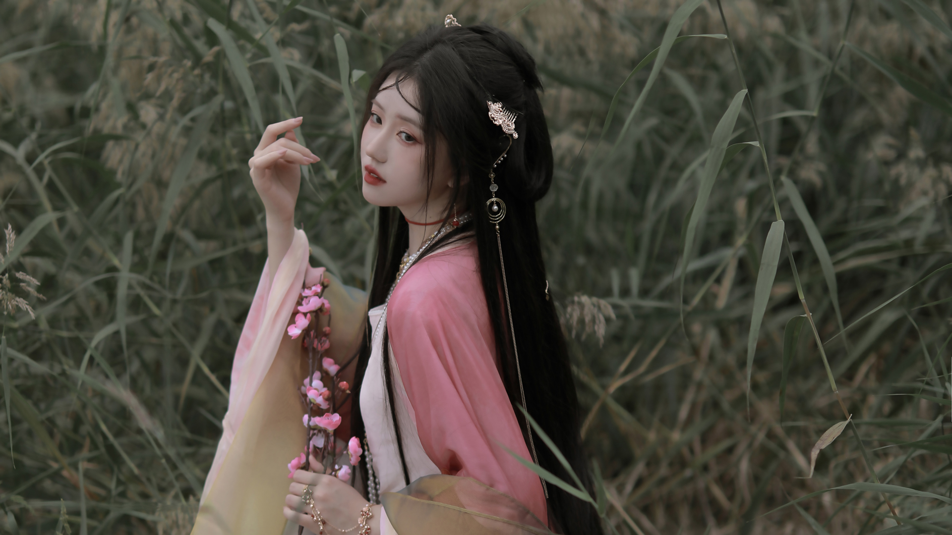 粉色古装古风美女高清壁纸推荐