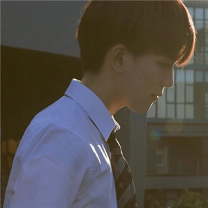 这里的内容是一个头像网站的页面代码，包含大量网站框架、脚本和冗余信息，核心有效内容是提供12张高清真人单人情侣头像素材。按照要求重写如下：